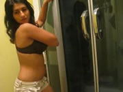 亞美尼亞少女在盥洗室跳脫衣豔舞