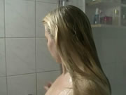 歐洲熟女在沐浴室淋浴刮毛