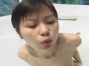 香港小乳淫女在盥洗室裡淋浴