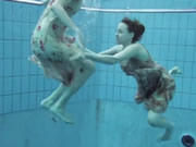 兩個美女在公共泳池赤身游水
