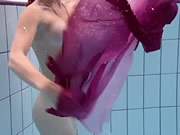 俄國紅發妖魅嫩妹在水里面赤身遊泳