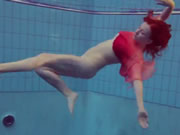 歐洲私人遊泳池裡的紅發女郎