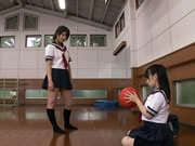 兩個穿著水手服學園學妹和男老師在室內籃球場激情