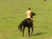 在草原上裸身騎馬的洋妞